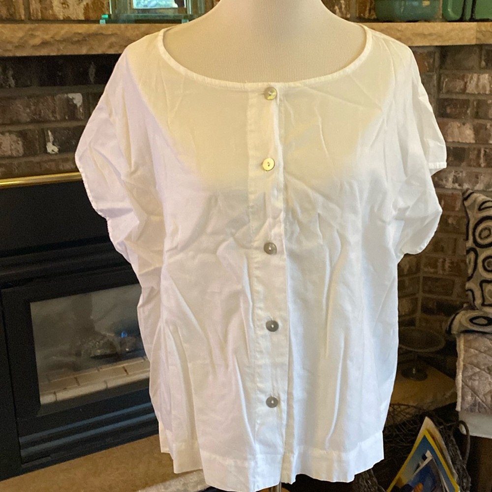 BRYN WALKER 100% cotton white short sleeved top. Buttons up front. Size Large.